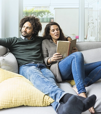 Couple relaxant sur le divan