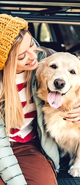 Femme avec chien de compagnie en voiture
